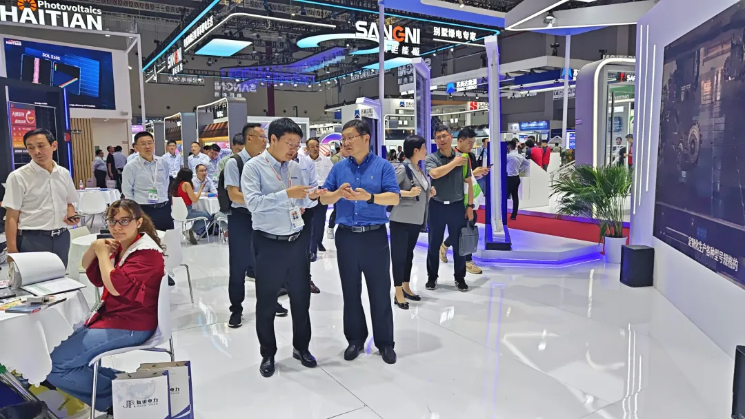 Secretary of Chuzhou Municipal Party Committee Visits Tianda New Energy Booth - Tianda New Energy